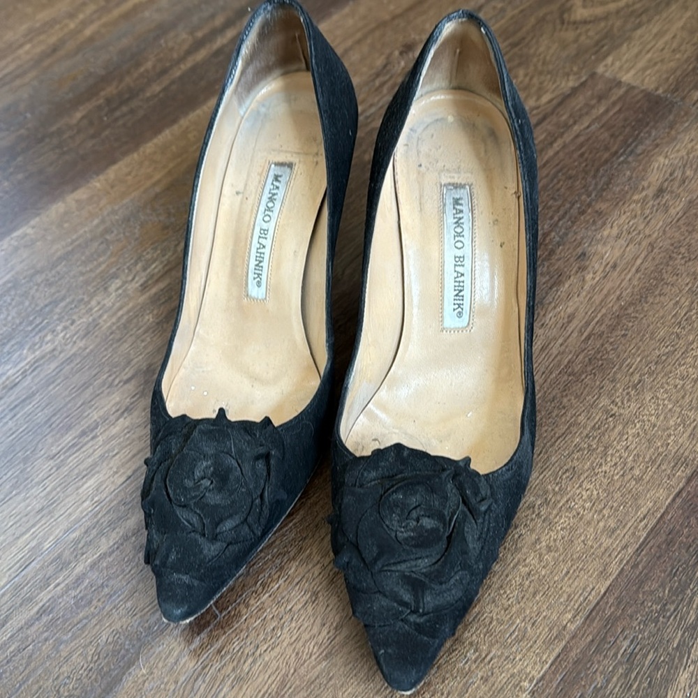 Manolo Blahnik size 7 heels.  Quite dusty.  Lots of life left.  Black suede.